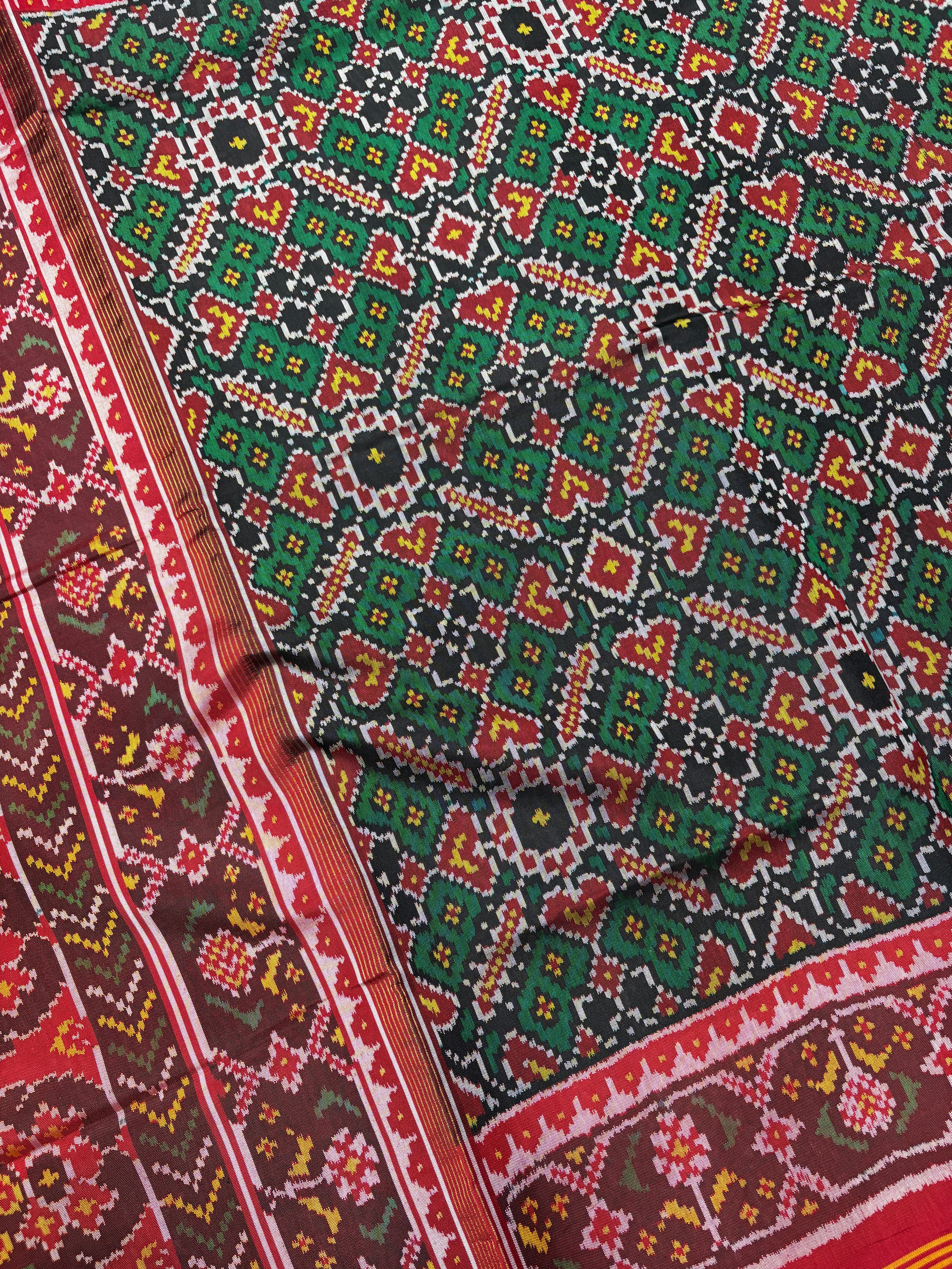 Traditional manekchok design green red