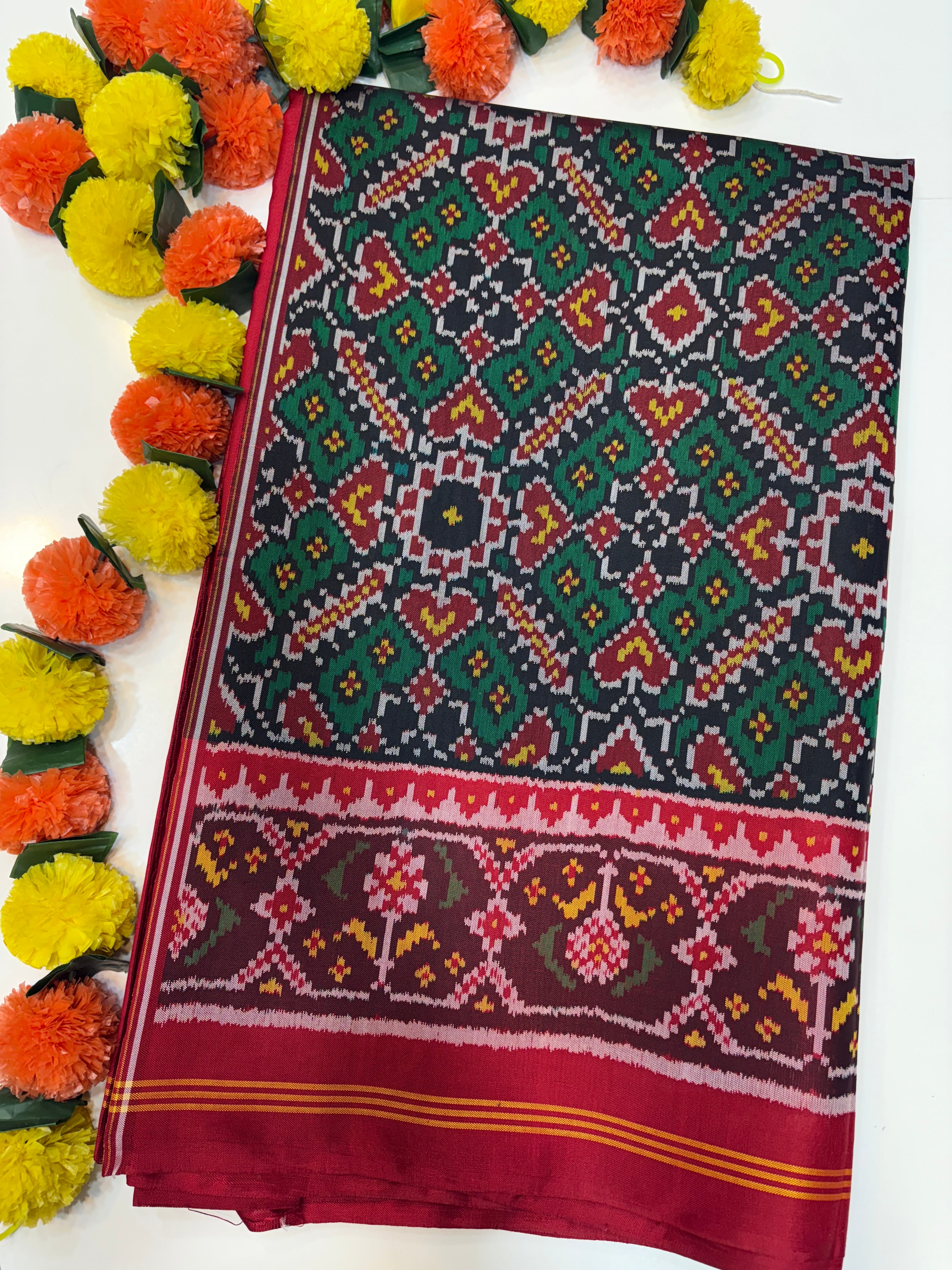 Traditional manekchok design green red