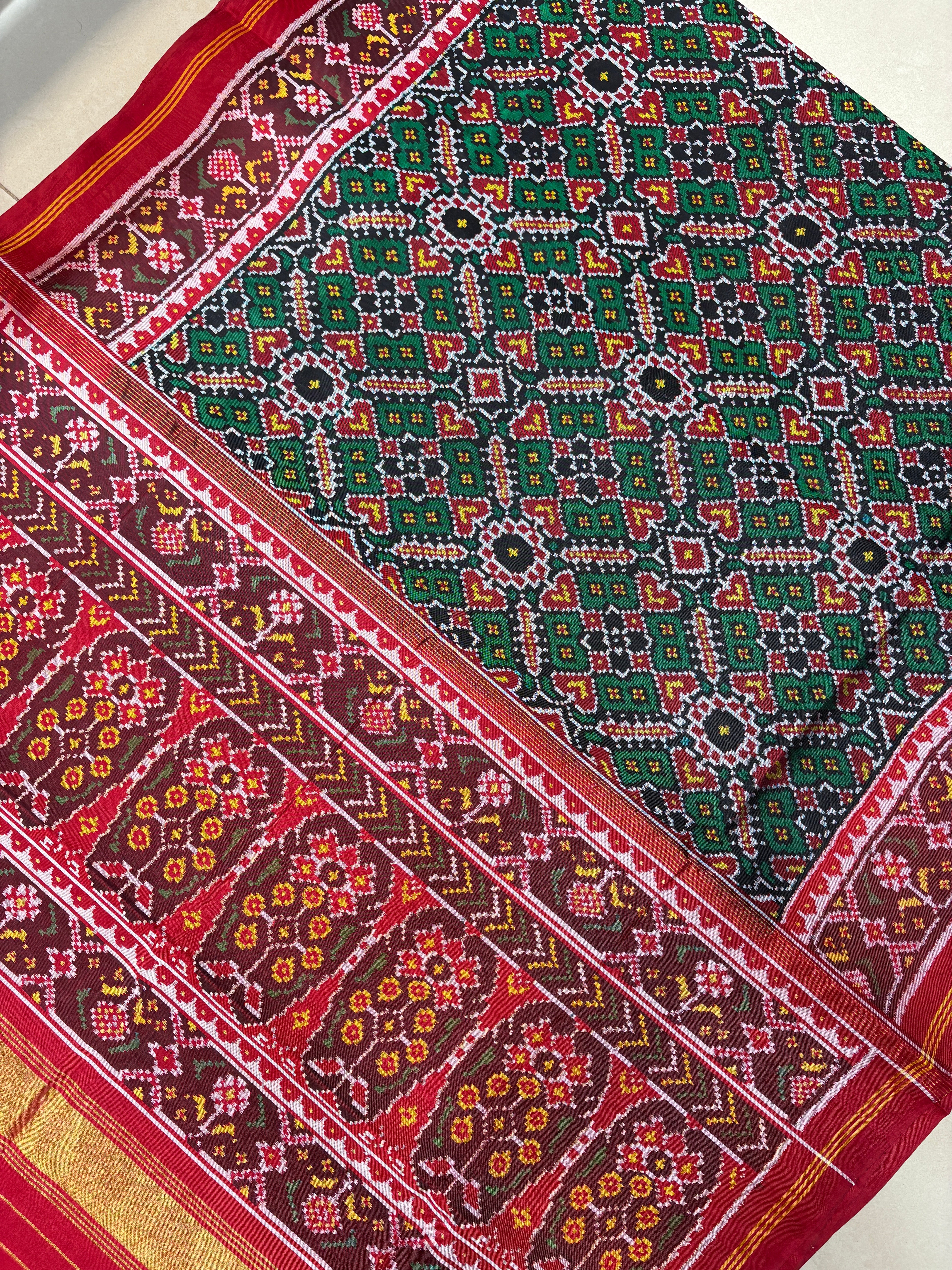 Traditional manekchok design green red